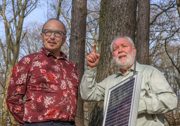 Zwei Männer betrachten gemeinsam den Zustand des Waldes