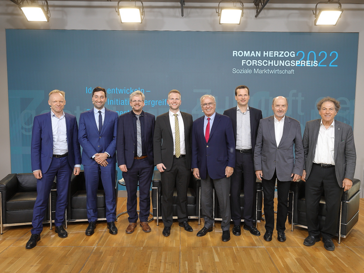 Dominik Frankenberg receives the Research Prize Social Market Economy of the Roman Herzog Institute. 