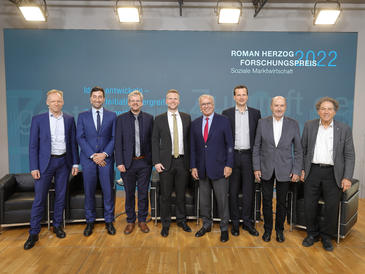 Dominik Frankenberg erhält den renommierten Forschungspreis Soziale Marktwirtschaft des Roman Herzog Instituts. Die Auszeichnung würdigt seine Dissertation.