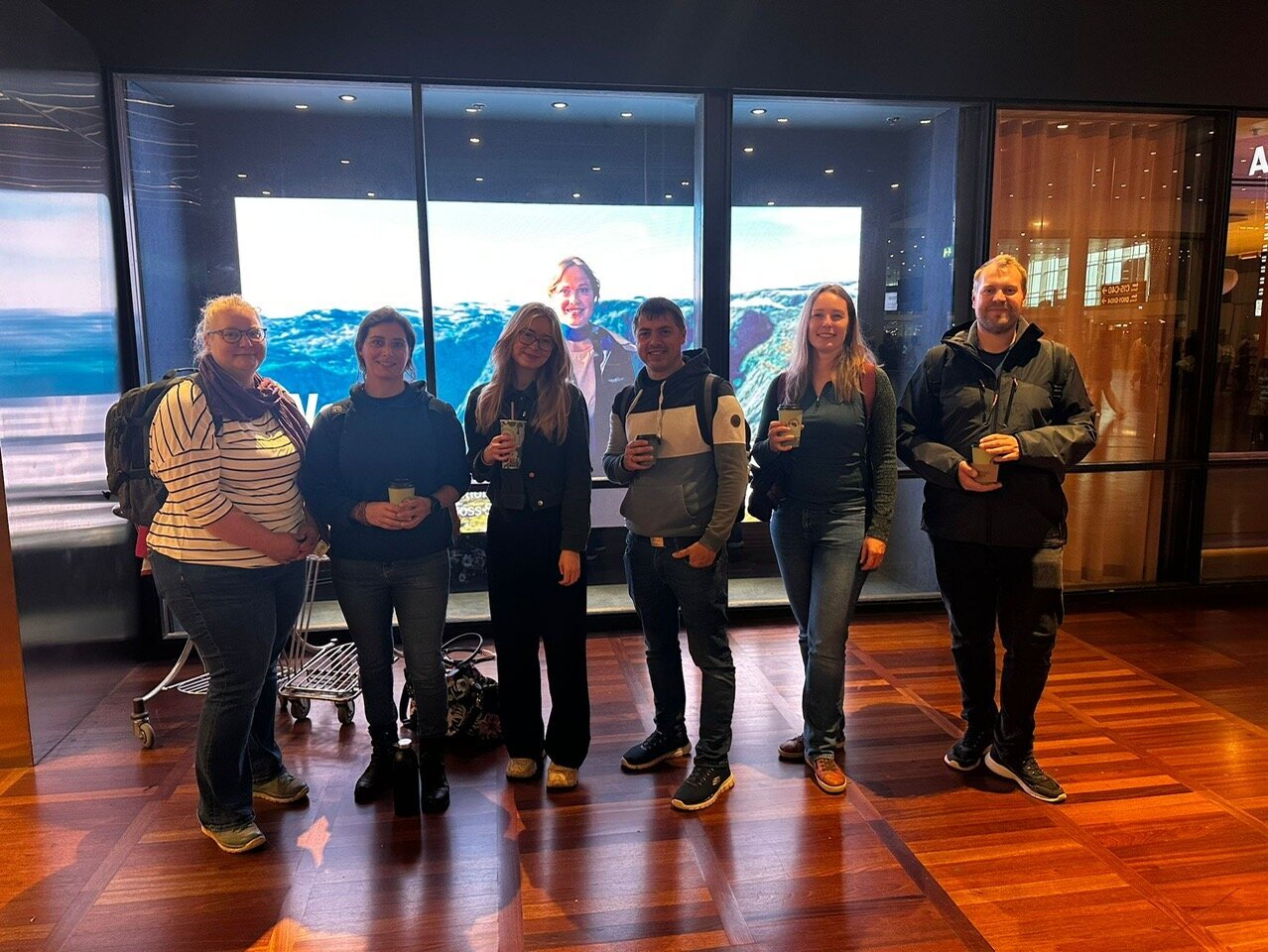 Gruppenbild mit sechs Expeditionsteilnehmern.