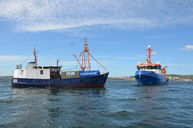 Die Clupea (rechts, im Hintergrund) und der alte Forschungskutter gleichen Namens