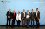 Gruppenfoto bei der Übergabe des Klimaschutzgutachtens: (von links) Prof. Dr. Peter Weingarten, Staatssekretär Dr. Herrmann Onko Aeikens, Prof. Dr. Ulrike Arens-Azevedo, Prof. Dr. Harald Grethe, Bundesminister Christian Schmidt, Prof. Dr. Hermann Spellmann und Prof. Dr. Jürgen Bauhus.