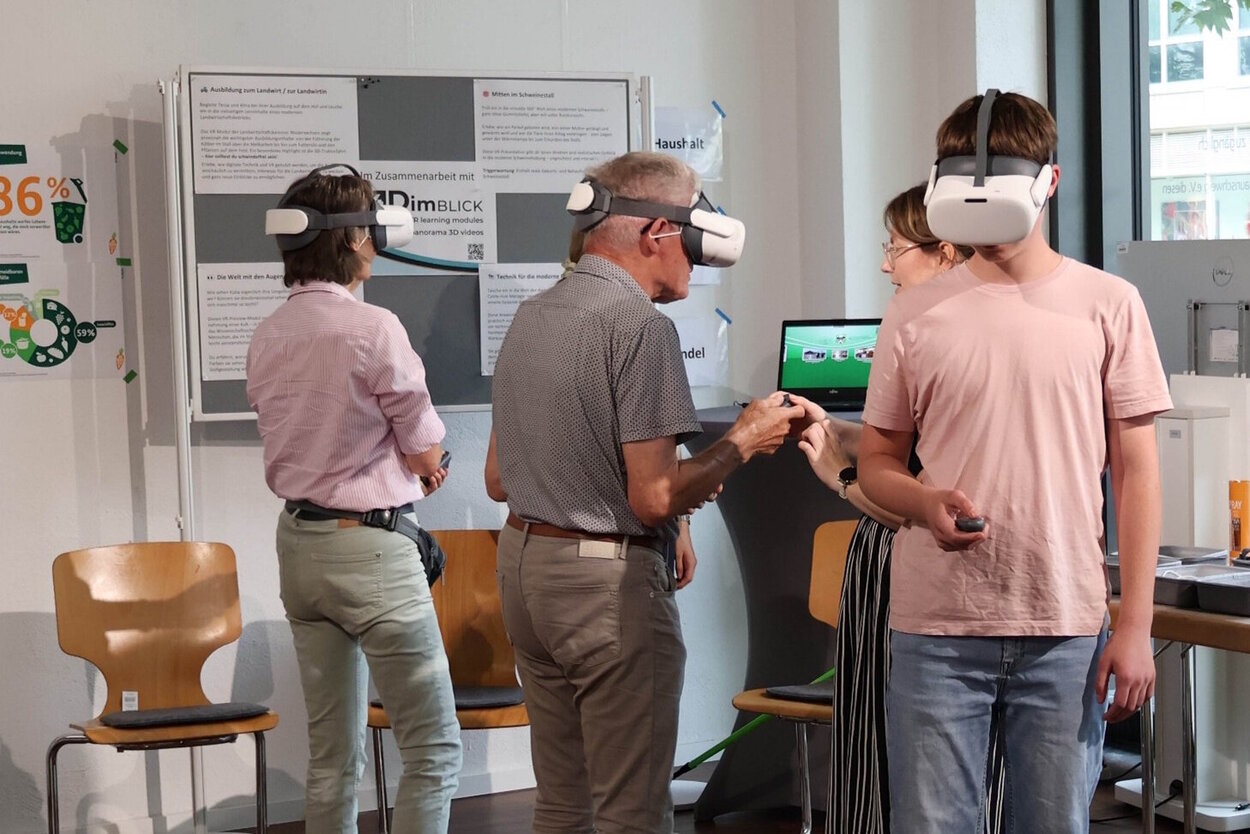 Visitors experience the agriculture of tomorrow up close – with VR headsets, they can explore the perspective of animals and trainees. 