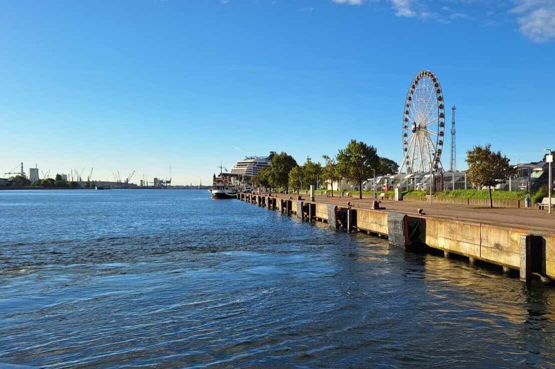 Blick auf die Hafeneinfahrt Warnemünde von der Seeseite.