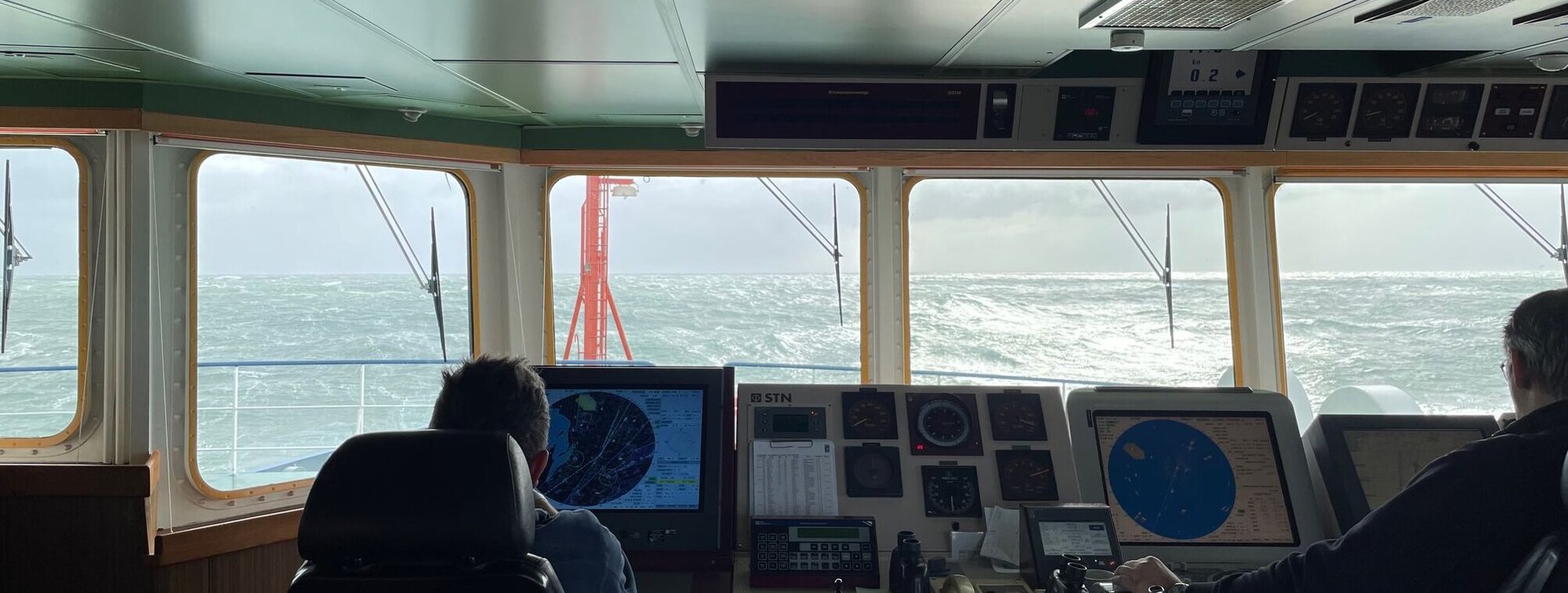 Die Brücke der Walther Herwig III mit Blick aus den Fenstern auf das Meer