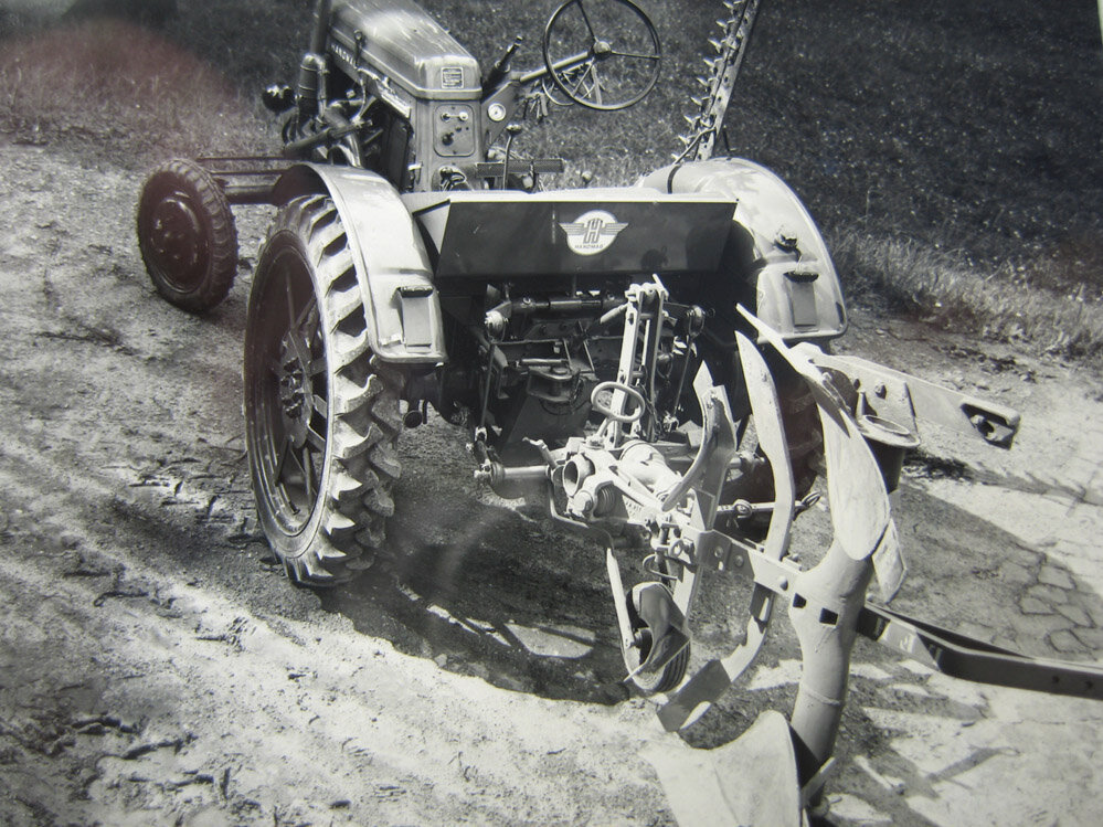 Ackerschlepper mit Pflugschar