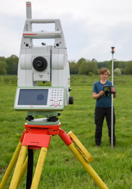 Terrestrische Höhenvermessung auf einer Monitoringfläche.