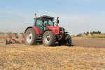 Trecker mit Pflug auf dem Feld