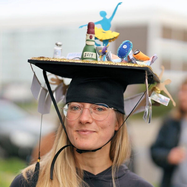 Julia Schröder mit Doktorhut Julia Schröder mit Doktorhut