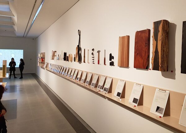 Die Cambio-Ausstellung in der Serpentine Sackler Galerie in London verschiedene Austellungstücke aus Holz hängen an einer Wand