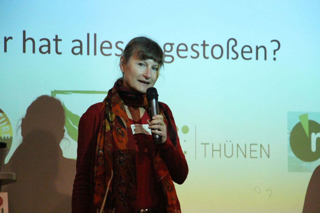 The photo shows Johanna Schott at the founding event of the ERBSL in front of the event presentation, which includes the logo of the Thünen Institute.