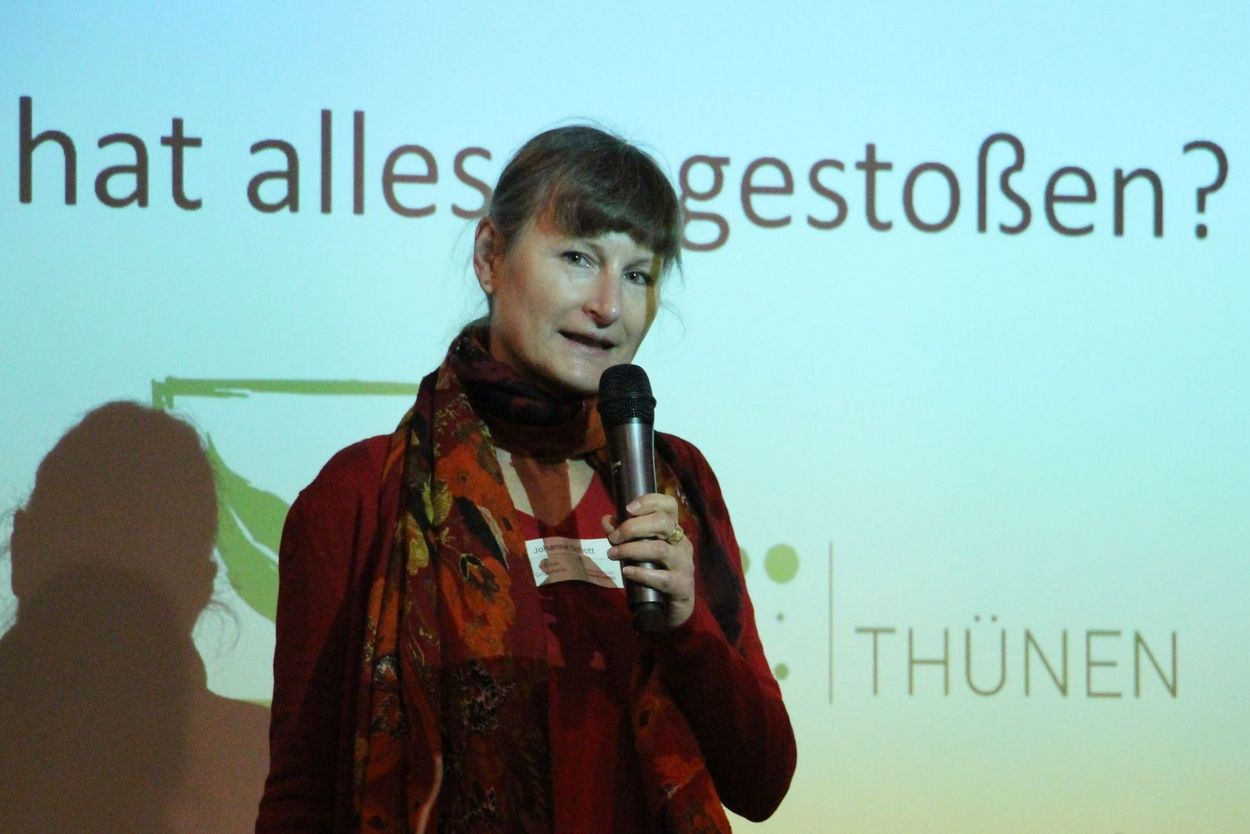 Das Foto zeigt Johanna Schott bei der Gründungsveranstaltung des ERBSL vor der Veranstaltungs-Präsentation, die das Logo des Thünen-Instituts beinhaltet.