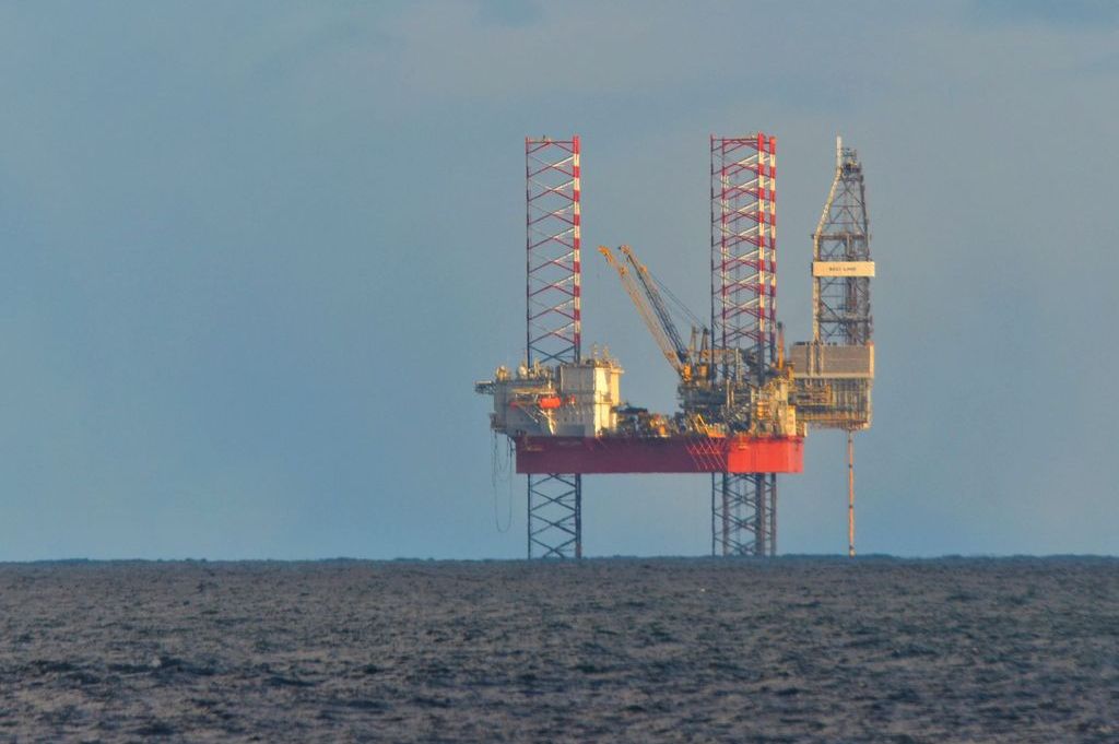Eine allein stehende Öl Plattform im Meer