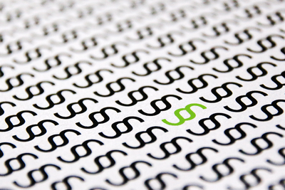 Schwarze Pragrafenzeichen auf einer Seite, ein Zeichen ist grün eingefärbt