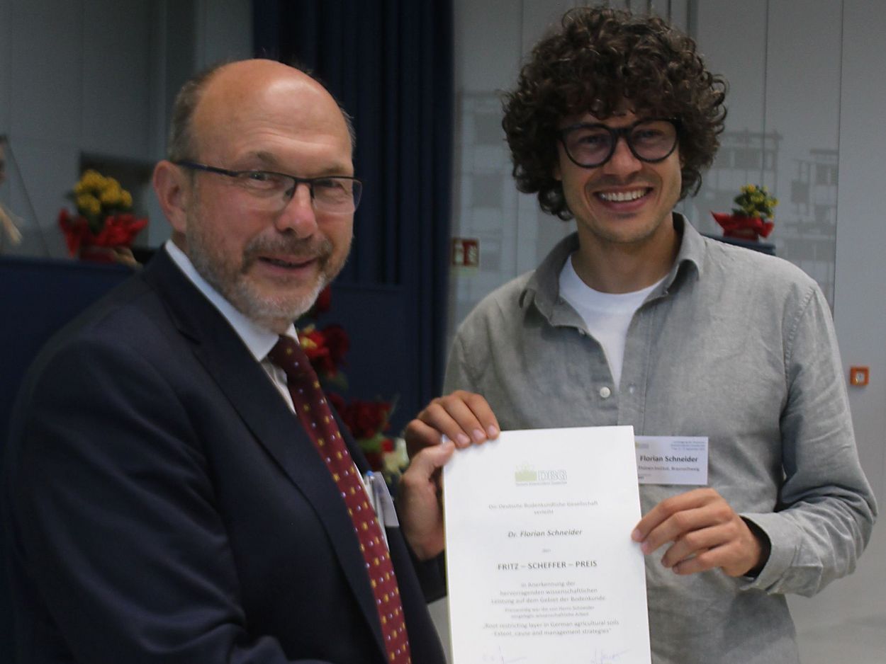 Dr. Florian Schneider erhält den Fritz Scheffer-Preis aus der Hand des Präsidenten der Deutschen Bodenkundlichen Gesellschaft Prof. Dr. Karl-Heinz Feger