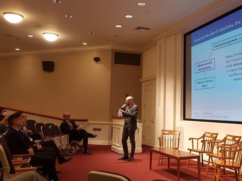 Prof. Dr. Christian Hundt während seiner Keynote-Rede im Spangler Auditorium der Harvard Business School.