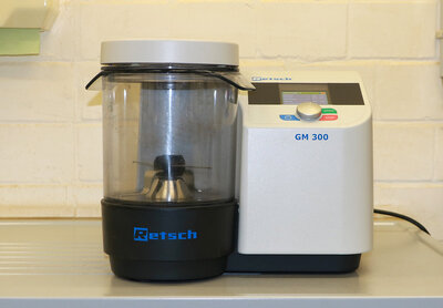 Das Foto zeigt eine Messermühle  der Firma Retsch.