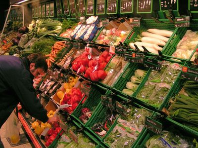 Obst- und Gemüsetheke im Supermarkt