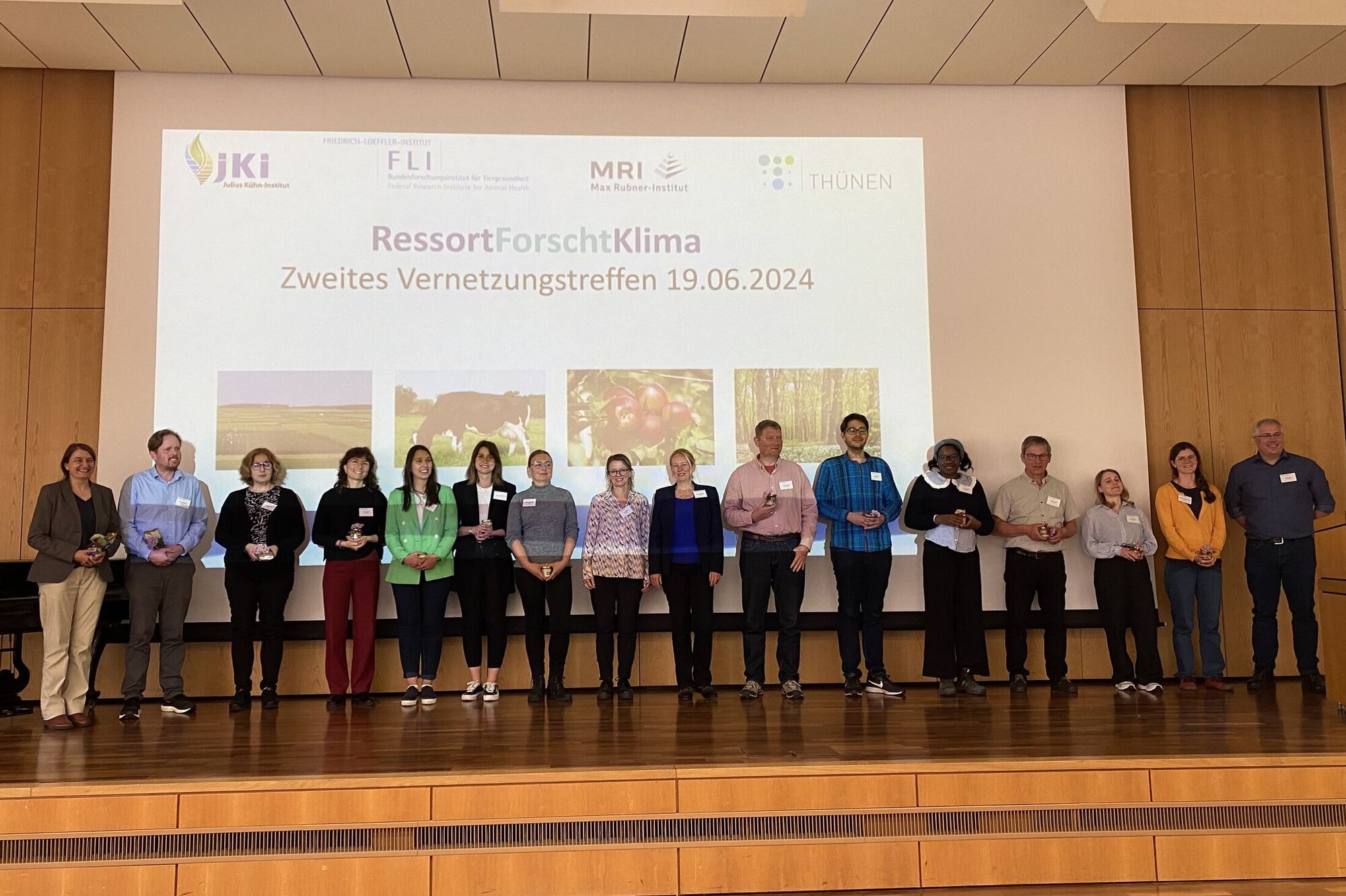 Aktiven des Vernetzungstreffens von RessortForschtKlima auf der Bühne