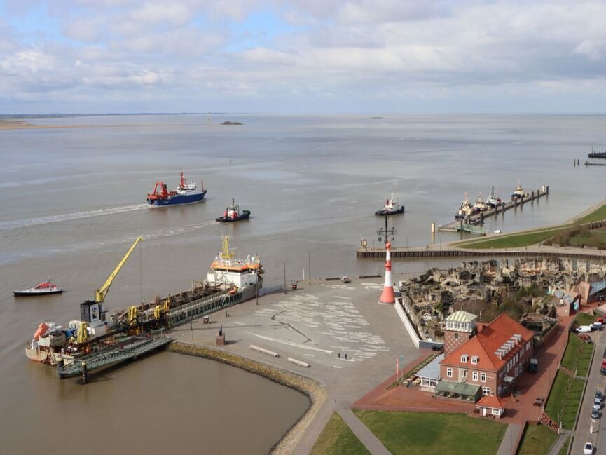 Bick von oben auf die Küste vor Bremerhaven mit der Walther Herwig III