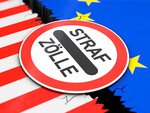 Teile einer USA und einer EU Flagge und ein Verbotsschild mit der Aufschrift Straf Zölle.