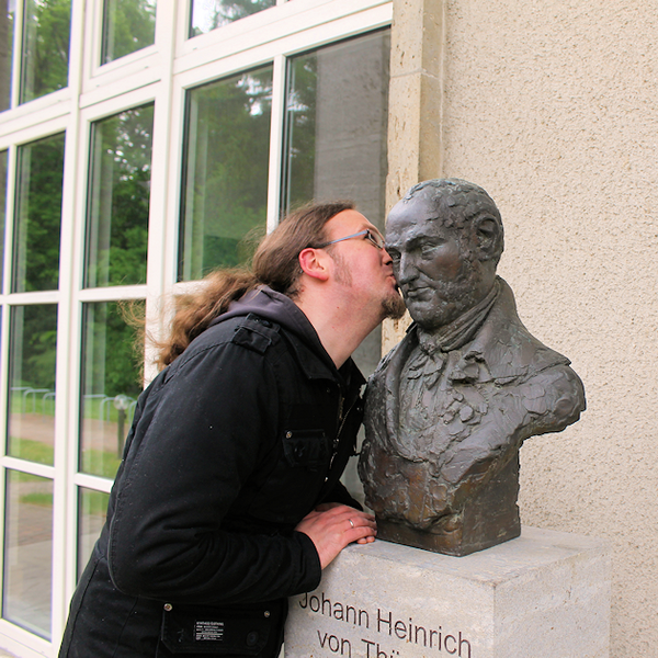 Marco Gronwald with the bust of Johann-Heinrich von Thünen at the Forum of the Thünen-Institute Braunschweig.