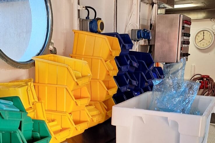 Blick ins Schiffslabor mit bunten Kisten und Probenbeutel