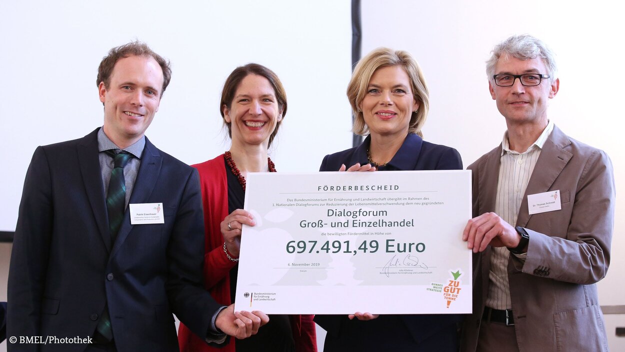Überreichung des Förderbescheides für das Dialogforum Groß- und Einzelhandel durch Bundesministerin Julia Klöckner an Thomas Schmidt (Thünen Institut), Nora Brüggemann (CSCP) und Patrik Eisenhauer (CSCP).