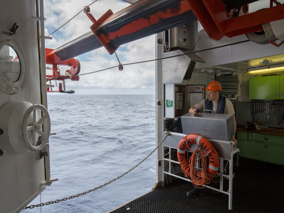 Matrose an der Winde beim Aussetzen der CTD-Multisonde.