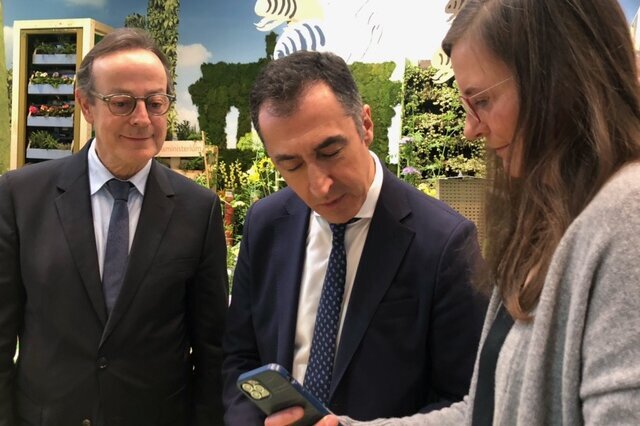 Bundesminister Cem Özdemir und Thünen-Präsident Folkhard Isermeyer mit Projektleiterin Petra Dieker in der BMEL-Halle.