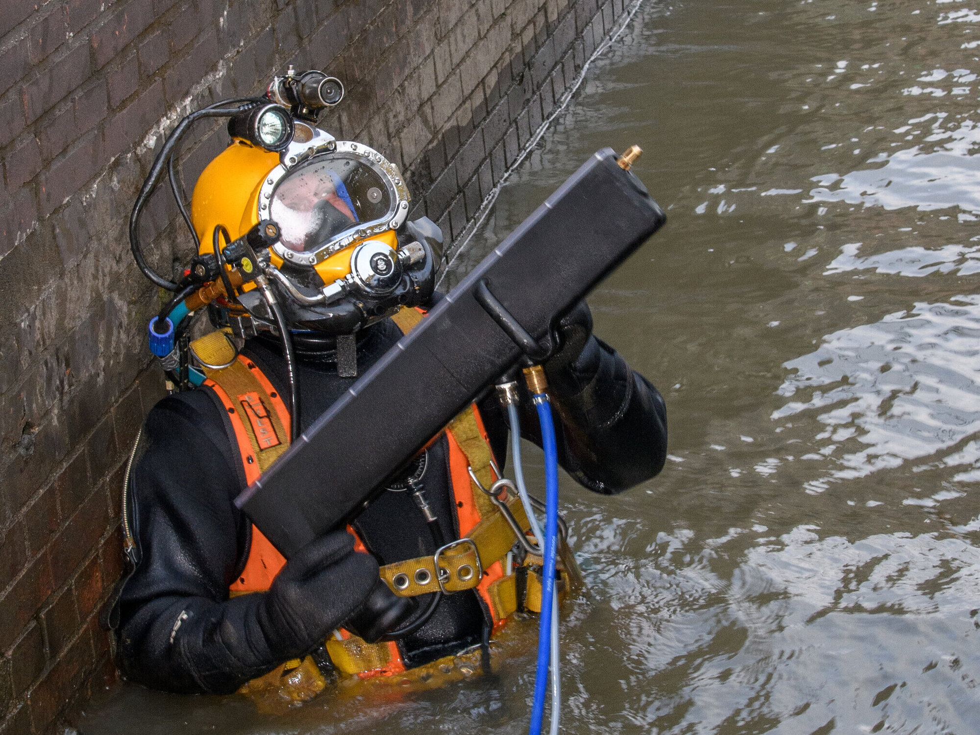 Bohrwiderstandsmessung im Wasser Taucher im Wasser mit Bohrwiderstandsmessgerät