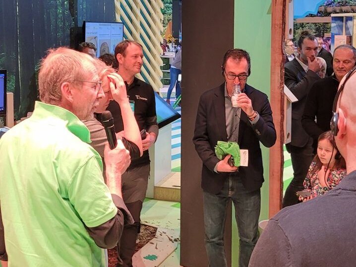 Minister Cem Özdemir riecht an einem Fläschchen mit Vanillin-Aroma.