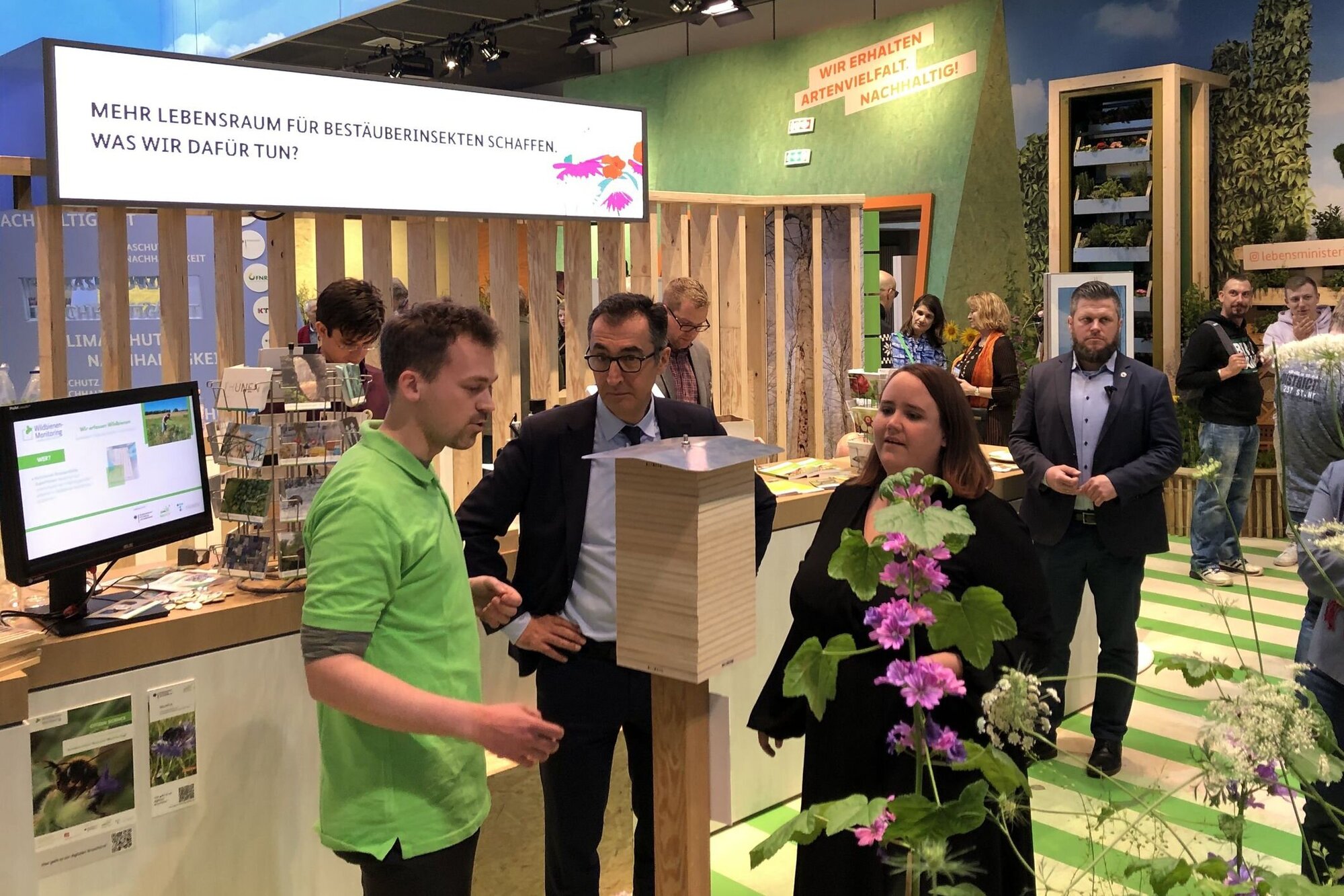 Bundesminister Cem Özdemir und Grünen-Vorsitzende Ricarda Lang am Thünen-Stand in der BMEL-Halle. 