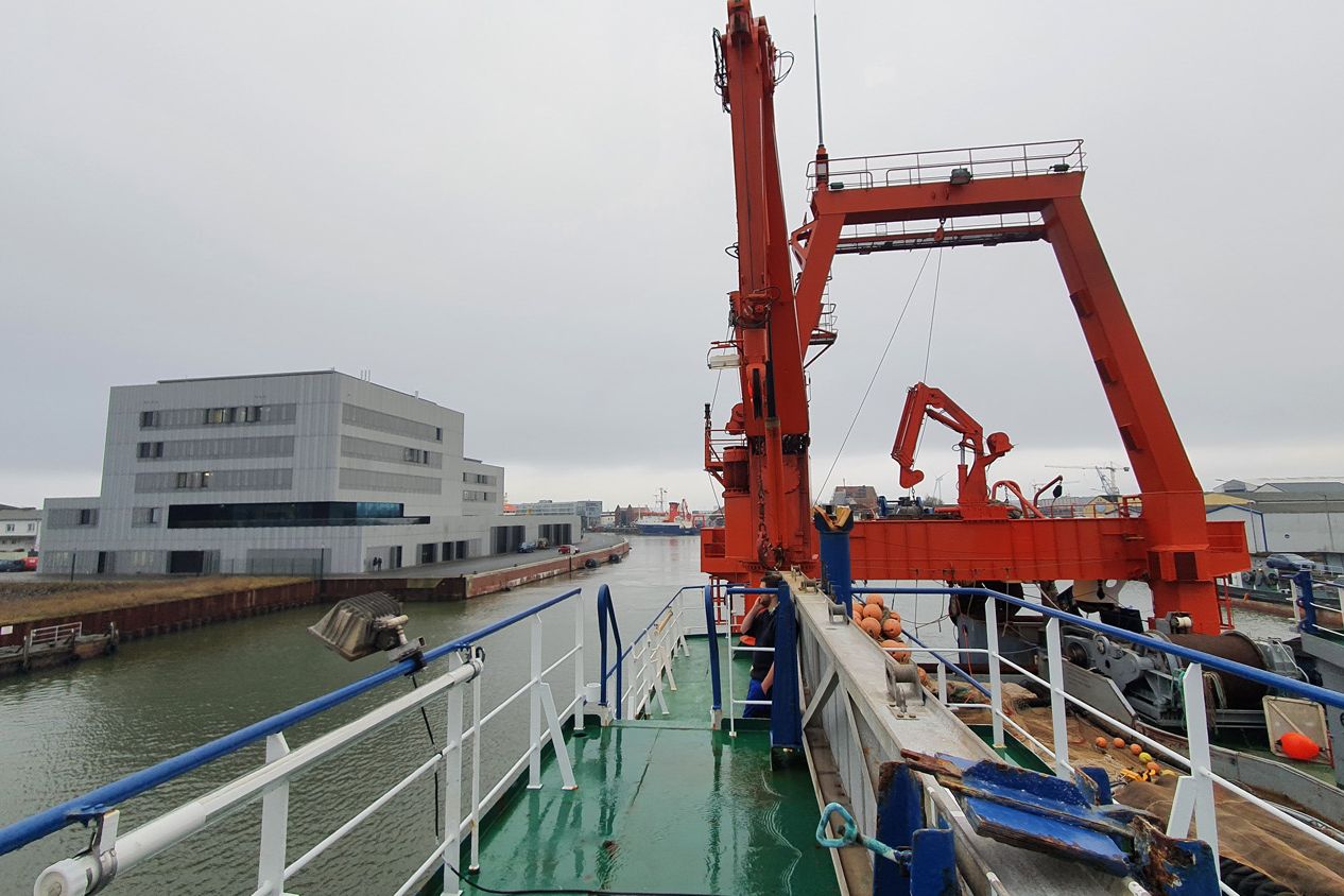 Blick vom Schiff zurück auf das Gebäude des Thünen-Instituts in Bremerhaven