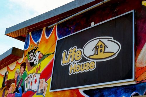 Symbolbild mit Schild vom Life House in Stemwede,  in dem partizipative Kinder- und Jugendarbeit im ländlichen Raum angeboten wird.