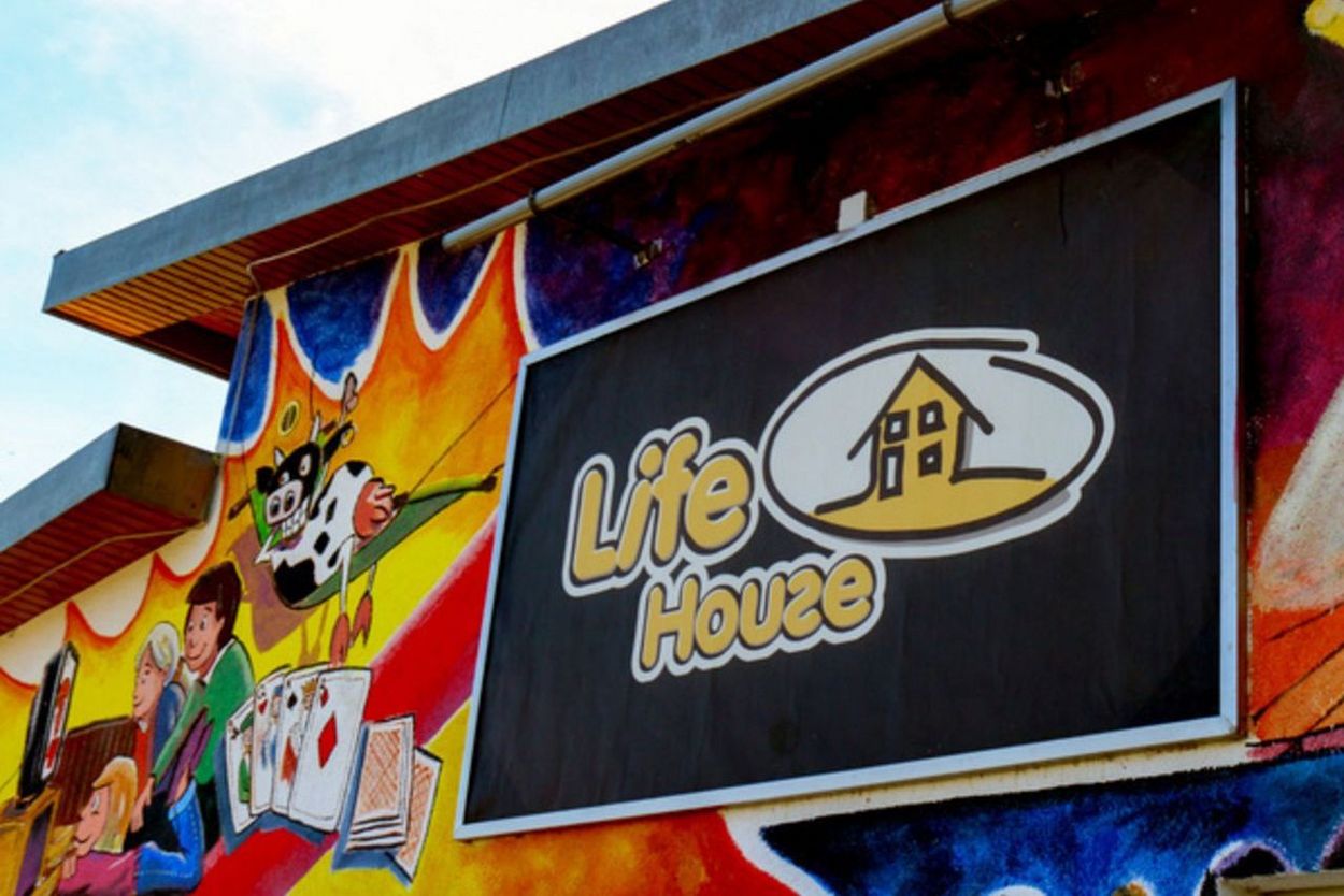 Symbolbild mit Schild vom Life House in Stemwede, in dem partizipative Kinder- und Jugendarbeit im ländlichen Raum angeboten wird.