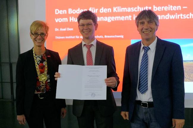 Verleihung der Habilitationsurkunde an Dr. Axel Don (Mitte) durch die Präsidentin der Universität Prof. Dr.-Ing. Kaysser-Pyzalla und den Dekan der Fakultät Prof. Dr. Wolfgang Durner.