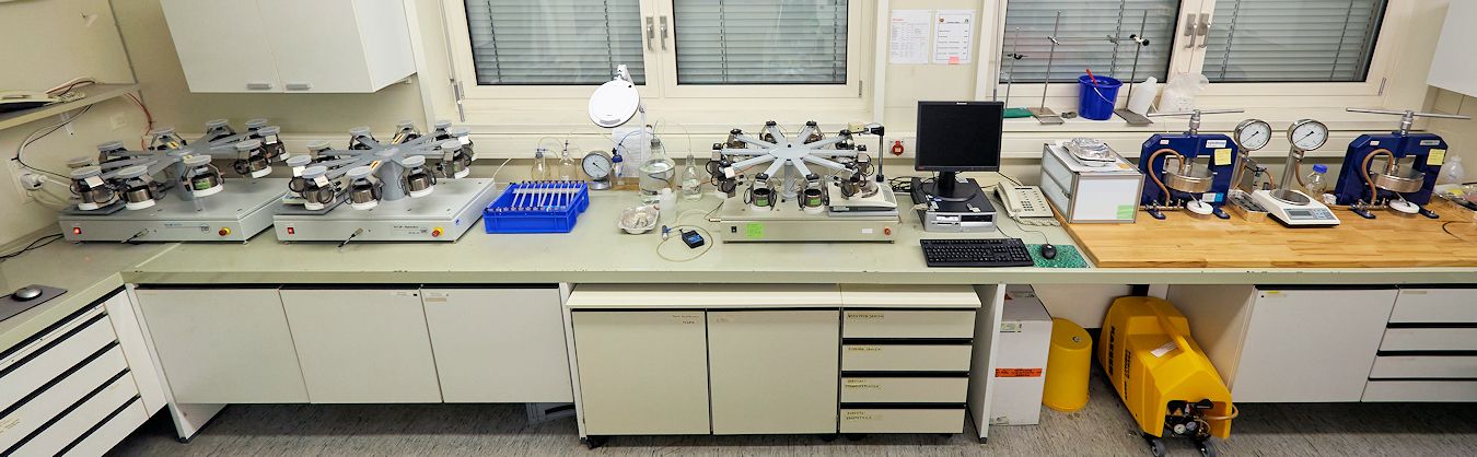 Panoramaaufnahme des gesamten Arbeitsbereiches im Labor