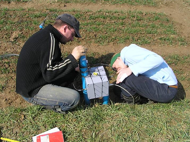 Eine Messstation für Bodentemperaturen und -wassergehalte wird installiert.