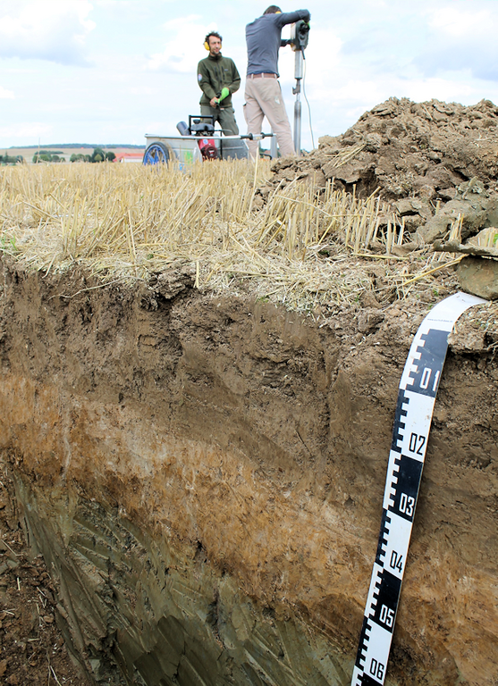 Soil coring using a hydraulically powered hammer