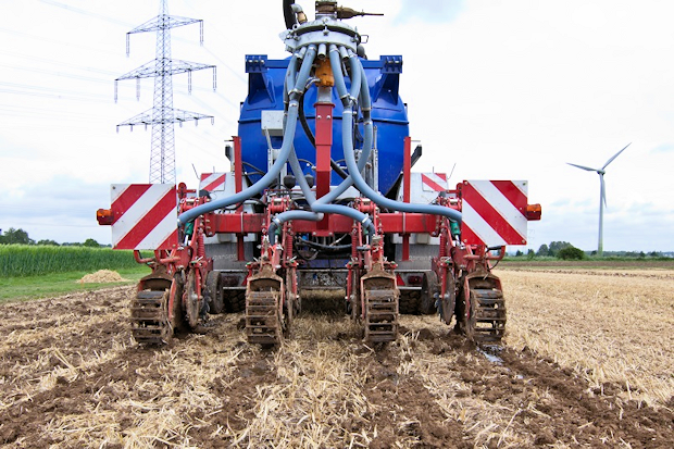 Strip- Till-Technik mit Unterflurausbringung von flüssigem Gärrest am Standort Soest (Nordrhein-Westfalen)