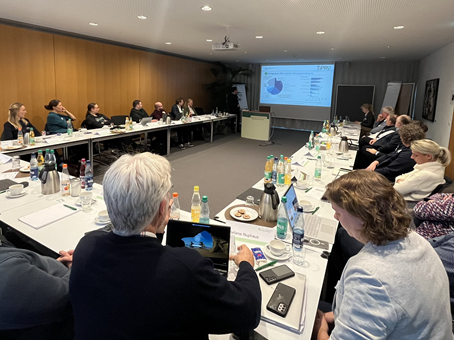 Participants of the TiPP advisory board discuss current research findings and transparency in pig production. 