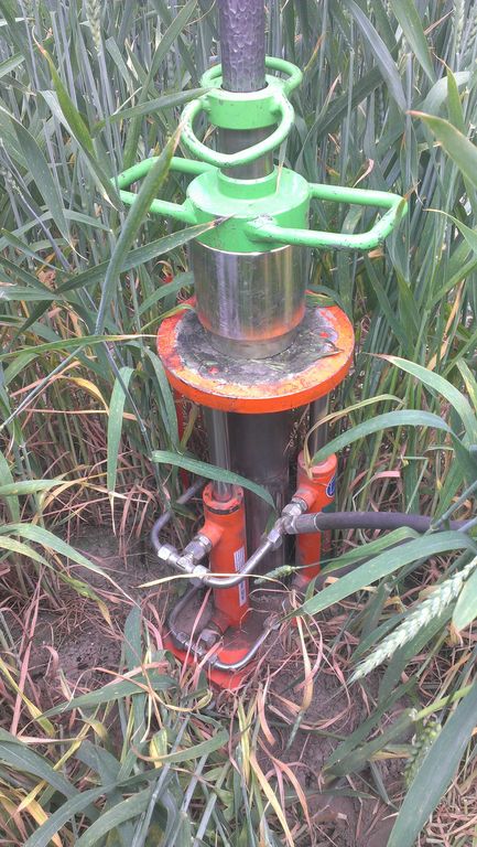 Herausziehen der Rammkernsonde aus dem Boden mittels hydraulischen Ziehgeräts Herausziehen der Rammkernsonde aus dem Boden mittels hydraulischen Ziehgeräts