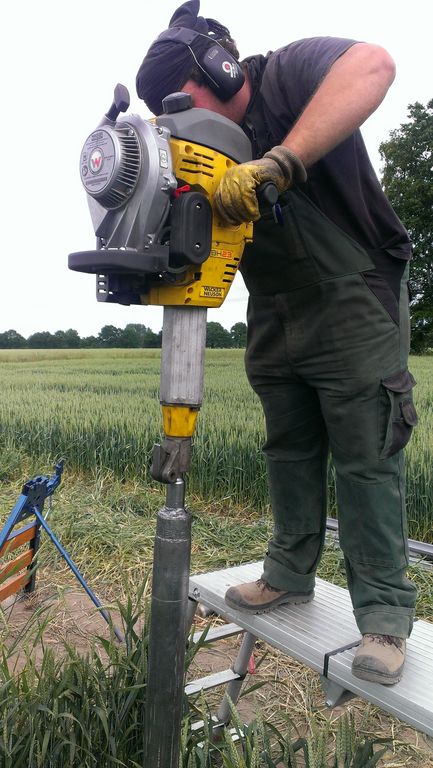 Einrammen der 1,5m langen Rammkernsonde in den Boden mithilfe eines Benzinhammers Einrammen der 1,5m langen Rammkernsonde in den Boden mithilfe eines Benzinhammers