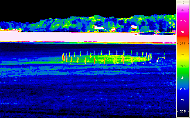 Wärmebild eines FACE-Ringes im Weizenfeld, aufgenommen mit einer Infrarotkamera. Wärmebild eines FACE-Ringes im Weizenfeld, aufgenommen mit einer Infrarotkamera. Die Farben zeigen, dass die Fläche innerhalb des Ringes etwas wärmer ist, weil die Pflanzen in einer Umgebungsluft mit erhöhter Kohlendioxid-Konzentration ihre Spaltöffnungen stärker geschlossen halten und deshalb weniger Wasser verdunstet.