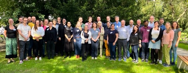 Gruppenfoto bei der Tagung der Gesellschaft für Pflanzenbiotechnologie Gruppenfoto der Teilnehmenden der Tagung im Freien
