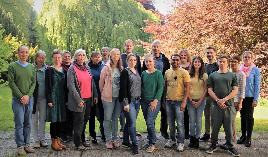 Gruppenfoto 2019 - von links nach rechts sind folgende Personen zu sehen: Hans Hönicka, Susanne Bein, Marika Pusch, Franziska Orgel, Doris Ebbinghaus, Birgit Kersten, Anke Schellhorn, Stefanie Palczewski, Niels Müller, Khira Deecke, Susanne Jelkmann, Matthias Fladung, Kiran Singewar, Annika Eikhof, Ana Leite Montalvao, Tobias Brügmann, Moritz Demmer, Petra Hoffmann, Susanne Hoppe.