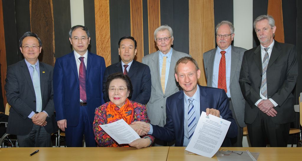 Chinesische Delegation unter der Leitung von Prof. Jiang Zehui bei der Unterzeichnung des MoU im Thünen-Institut für Holzforschung.