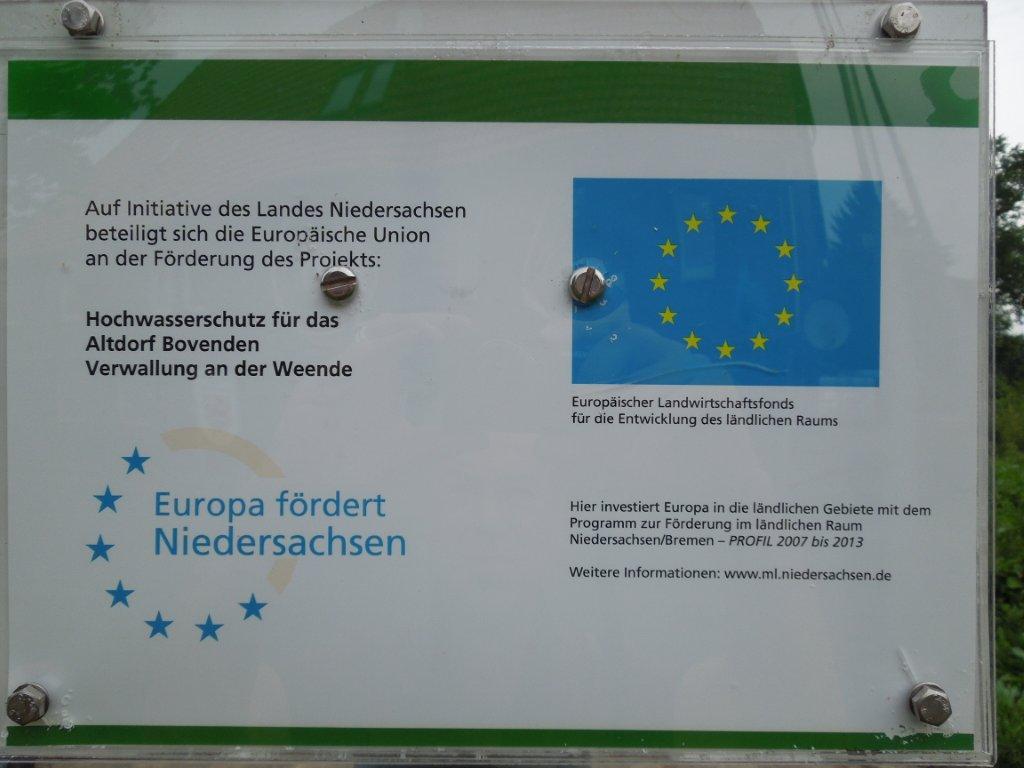 Ein Schild für ein von der Europäischen Union mitfinanziertes Projekt zur Verbesserung des Hochwasserschutzes in Bovenden, Niedersachsen.