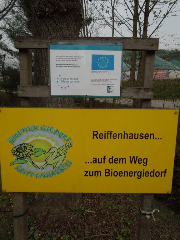 Schilder, die auf das Engagement des Dorfes Reifenhausen im Bereich Bioenergie verweisen